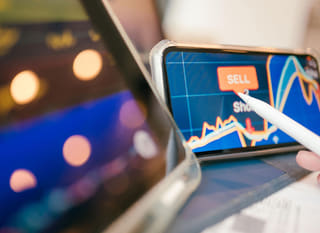 Händler an mehreren Märkten beim Auswerten von Forex-Optionen sowie Bitcoin und Ethereum